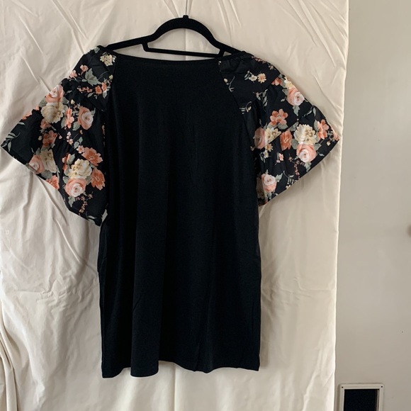 New in bag black tunic with peach, white, yellow floral layered short sleeves - Picture 3 of 8